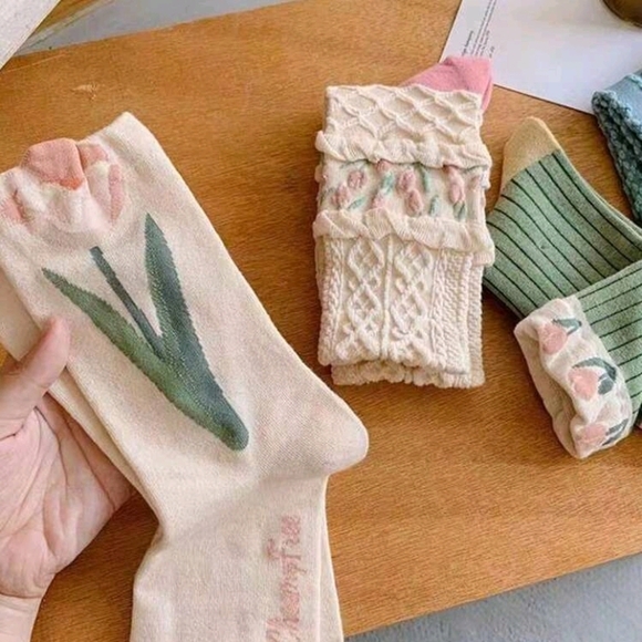 Retro Floral Cable Knit Style Socks Set Of 4 in Cream, Green, and Blue - Picture 3 of 7